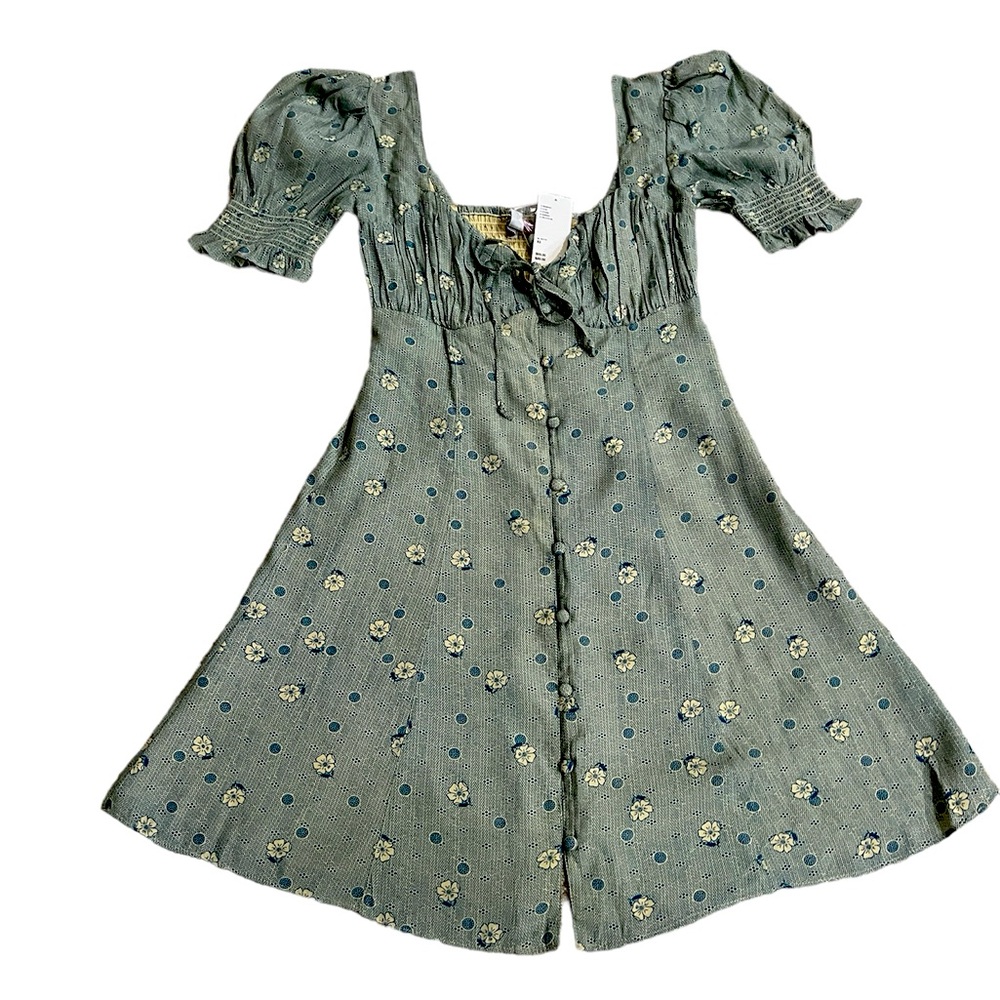 Urban Outfitters Floral Dress Size XS. NWT! Perfect for Spring/Summer!